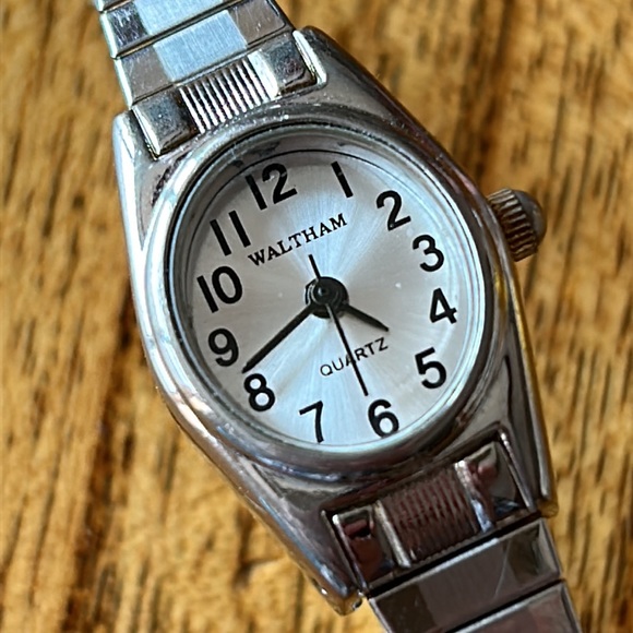 Ladies Waltham Quartz Watch - Picture 8 of 9